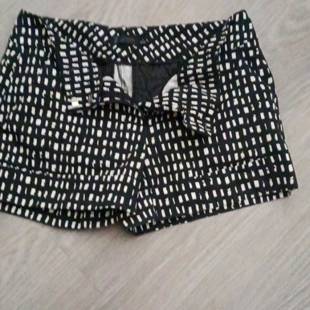 7th Avenue black and white shorts zipper closure with a little button and clasp